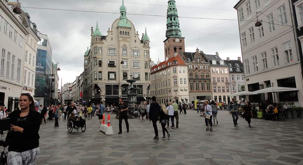 Danimarka heq te gjitha kufizimet e Covid